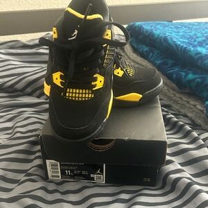 Jordon Retro 4 Thunder